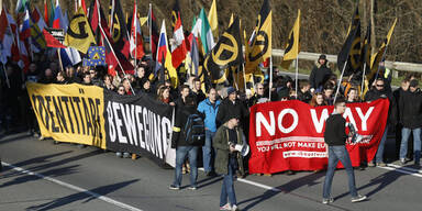 Rechte demonstrieren vor leerer Grenze 