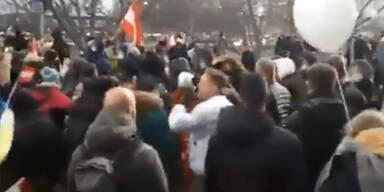 Hier dirigieren Identitäre Stürmung einer Polizeisperre