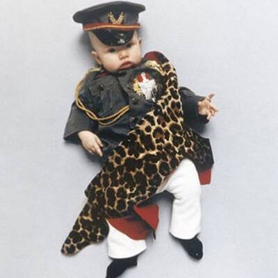 Baby als Hitler verkleidet