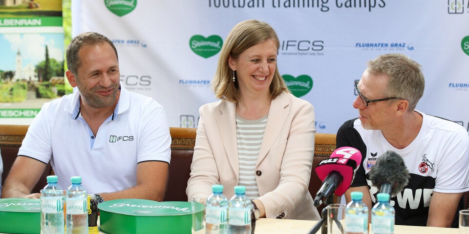 Kian Walizadeh (ganz li. im Bild) begrüßte 2017 schon den 1. FC Köln (damals noch mit Stöger als Trainer) in der Steiermark.