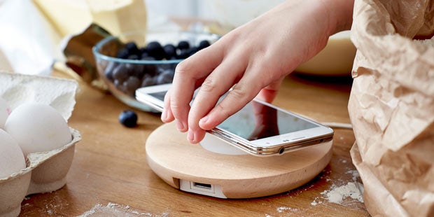Ikea-Möbel laden Handys & Tablets