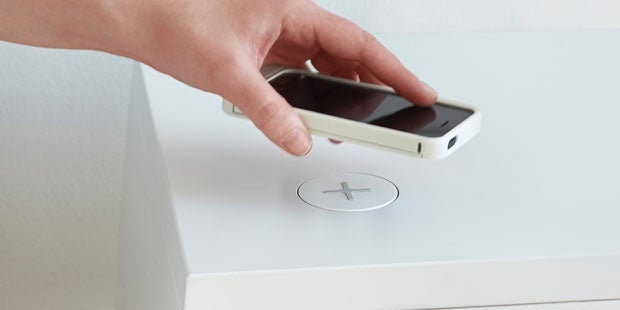 Ikea-Möbel laden Handys & Tablets