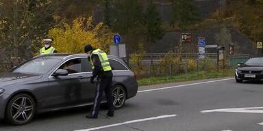 Polizisten Ausreisekontrollen