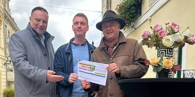 NR Harald Thau mit Bürgerinitiative „Nein zur Grünen Zone“ mit Langzeitbürgermeister Hans Stefan Hintner (re.) und Stadtrat Michael Danzinger (l.). 