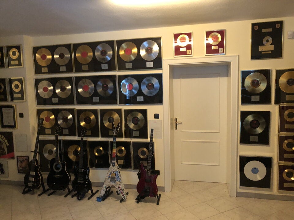 Goldene Schallplatten für 60 Millionen verkaufte Alben. 