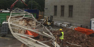 Parlament: Tonnen-schwerer Träger crasht auf Boden