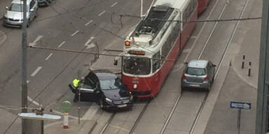 Crash in Wien-Favoriten: Bim prallt mit Auto zusammen 