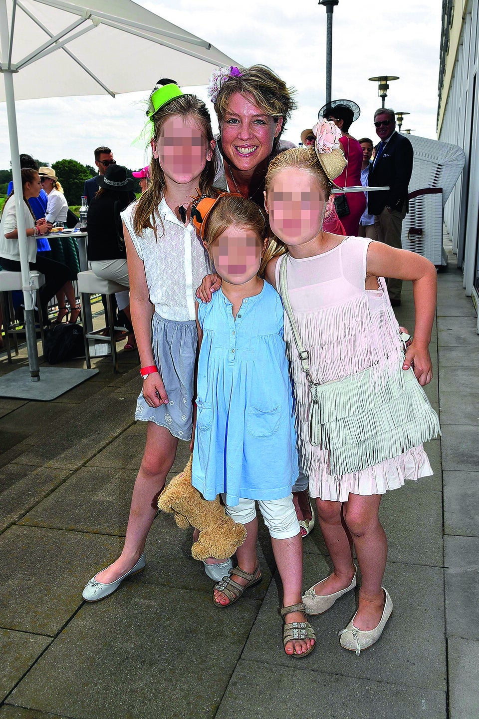 Die Millionenerbin mit drei ihrer vier Kinder. Zwei davon soll sie entführen haben lassen.  