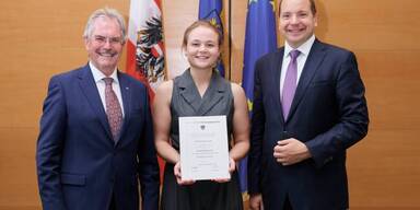 Landtagspr&auml;sident Karl Wilfing und Paul Heissenberger, N&Ouml;-Pr&auml;sident der Kammer f&uuml;r Steuerberater und Wirtschaftspr&uuml;fer, gratulierten Sandra Apfelthaler.&nbsp;&nbsp;