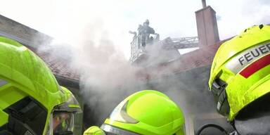 Wohnhausbrand in Schönau: 170 Feuerwehrler im Einsatz