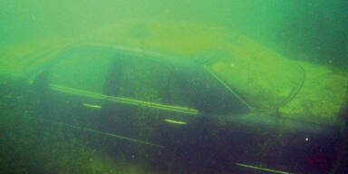 Zwei Taxis in  Badesee versenkt