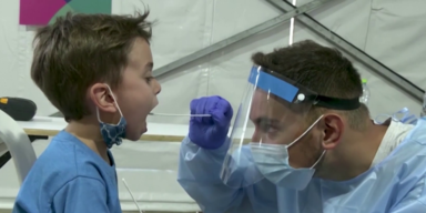 Kind macht Corona-Test