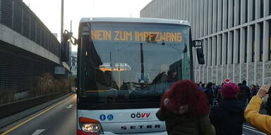 "Nein zu Impfzwang": Nächster Wirbel um Bus-Anzeigetafel