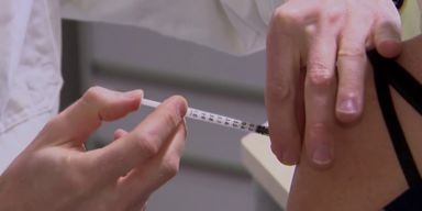 Impfung in den Oberarm