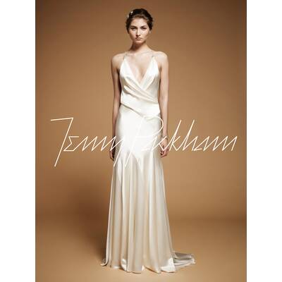 Wer designt Angelinas Brautkleid?