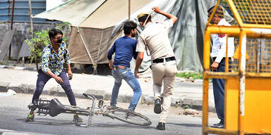 Indische Polizei schl&auml;gt Ausgangssperren-Brecher