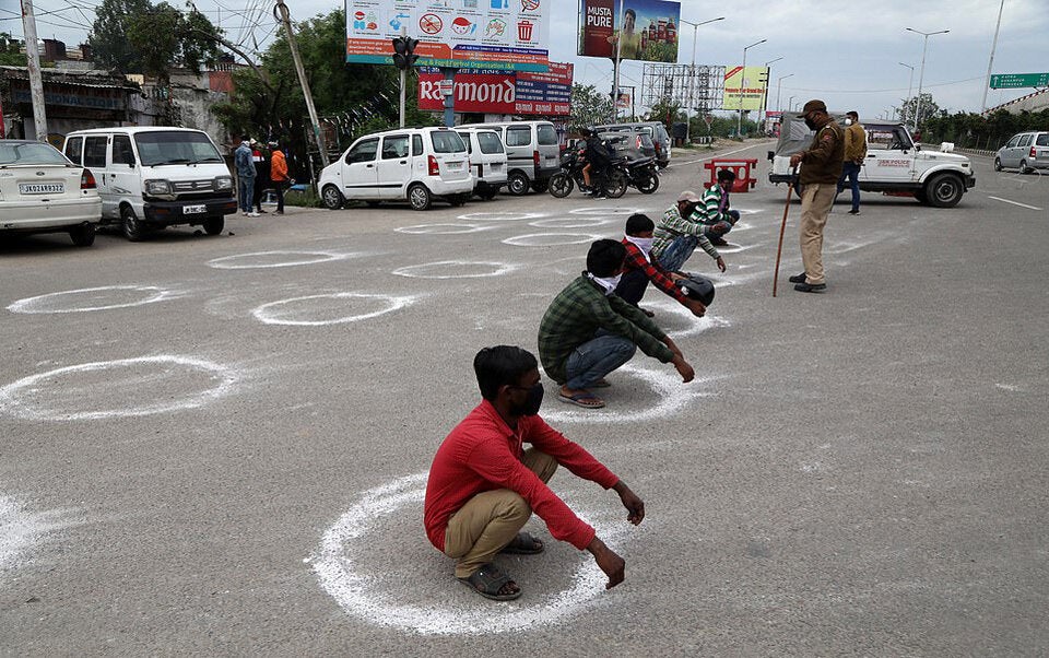 Indische Polizei schlägt Ausgangssperren-Brecher