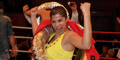 Indira boxt Micaela nieder