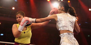 Indira boxt Micaela nieder
