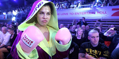 Indira boxt Micaela nieder