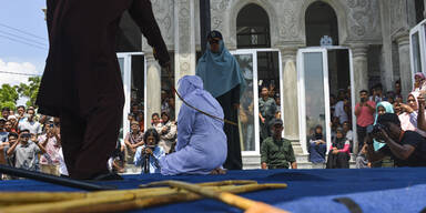 Sex vor der Ehe &ouml;ffentlich mit Stockschl&auml;gen bestraft