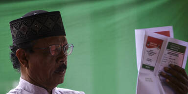 &Uuml;ber 300 Wahlhelfer sterben an Ersch&ouml;pfung