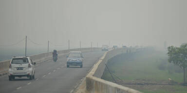 Indonesien: Regen d&auml;mmt Smog ein
