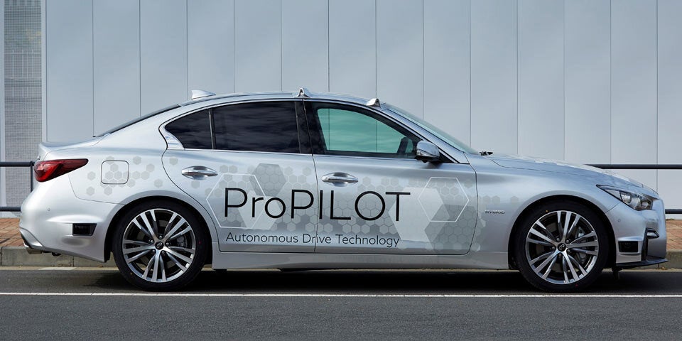 Nissan Roboterauto fährt durch Tokio