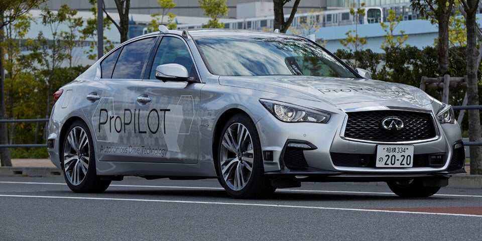 Nissan Roboterauto fährt durch Tokio