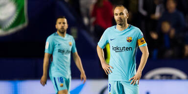 Trib&uuml;ne bricht bei Iniesta-Interview ein