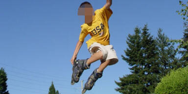 Achtjähriger sticht Spielkameraden nieder