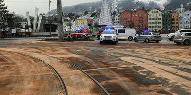 Bus hinterl&auml;sst &Ouml;lspur in der ganzen Stadt