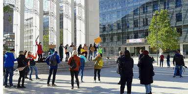 Sch&uuml;ler demonstrieren gegen Home-Schooling