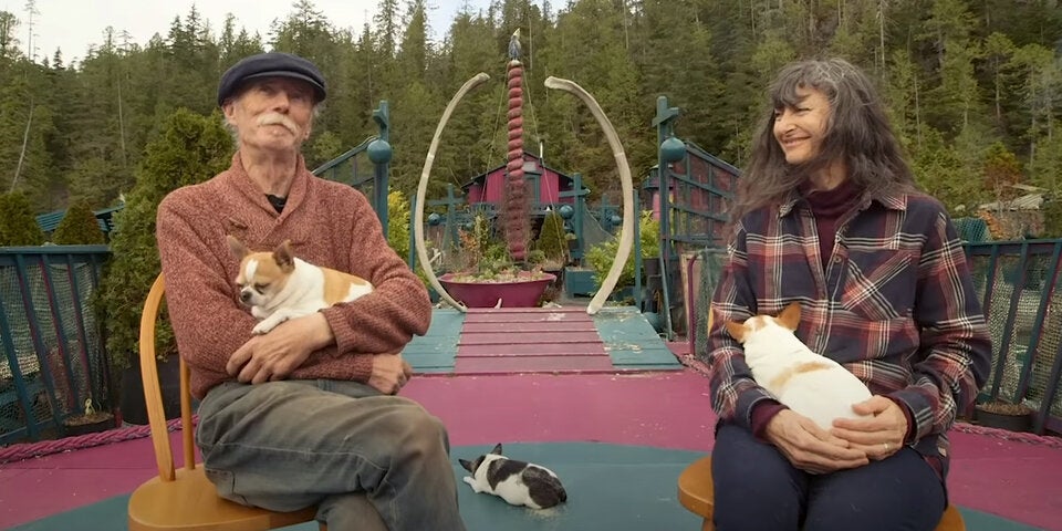 Zwei Aussteiger bauten sich ein schwimmendes Zuhause.