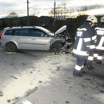 Pkw krachte in Auto von Ersthelfer