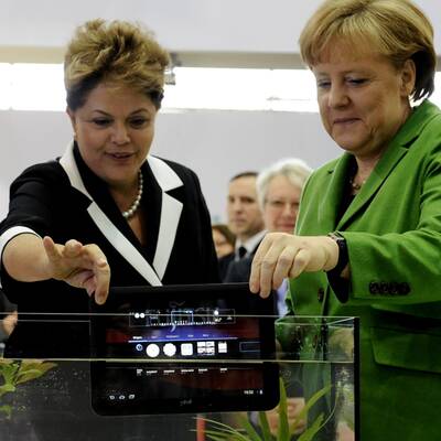 Mit Brasiliens Präsidentin Dilma Roussef testete Merkel das Fujitsu-Gerät auf Wasserfestigkeit
