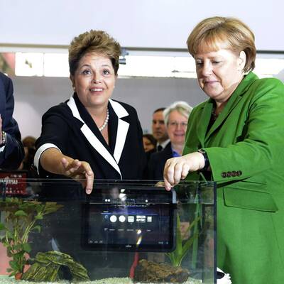 Mit Brasiliens Präsidentin Dilma Roussef testete Merkel das Fujitsu-Gerät auf Wasserfestigkeit