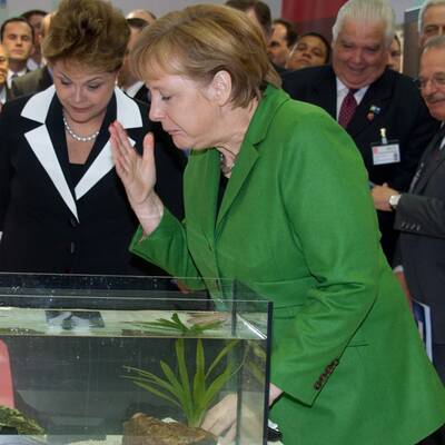 Mit Brasiliens Präsidentin Dilma Roussef testete Merkel das Fujitsu-Gerät auf Wasserfestigkeit