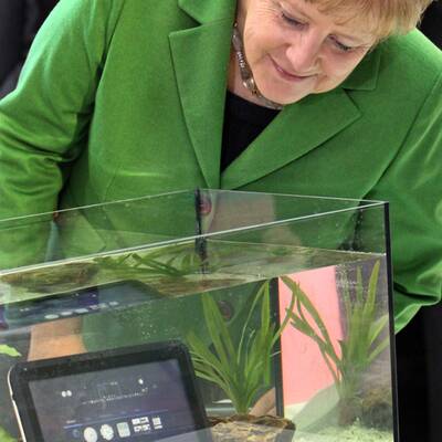 Mit Brasiliens Präsidentin Dilma Roussef testete Merkel das Fujitsu-Gerät auf Wasserfestigkeit