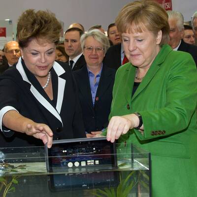 Mit Brasiliens Präsidentin Dilma Roussef testete Merkel das Fujitsu-Gerät auf Wasserfestigkeit