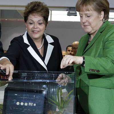 Mit Brasiliens Präsidentin Dilma Roussef testete Merkel das Fujitsu-Gerät auf Wasserfestigkeit