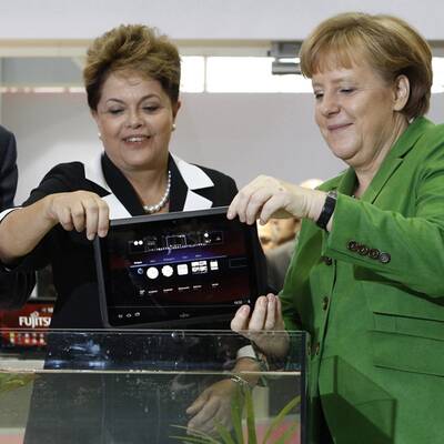 Mit Brasiliens Präsidentin Dilma Roussef testete Merkel das Fujitsu-Gerät auf Wasserfestigkeit