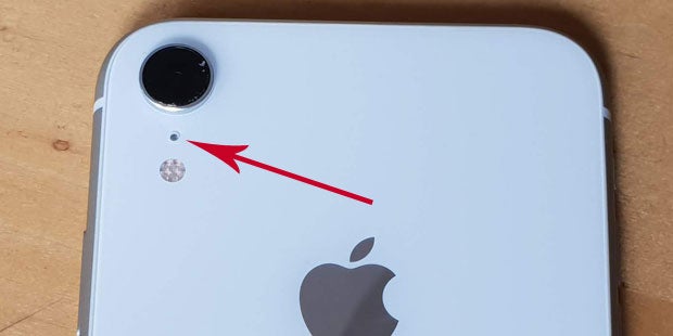 Dazu dient das Loch neben der iPhone-Kamera