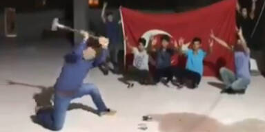 T&uuml;rken zerschlagen iPhones und schreien "Allahu akbar"