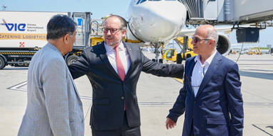 Im Iran freigelassene &Ouml;sterreicher in Wien gelandet