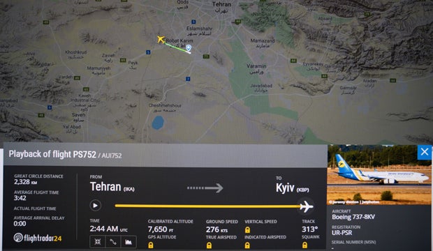 Boeing stürzt nach Start im Iran ab: 176 Tote