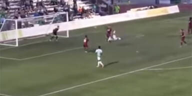 Fallrückzieher-Tor nach Salto-Einwurf