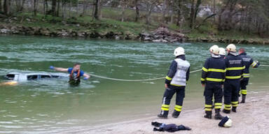 Mann (29) stürzte mit Auto in die Traun
