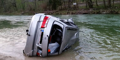 Mann (29) stürzte mit Auto in die Traun