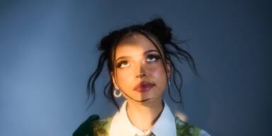 Nina Chuba heizt in Ischgl ein.